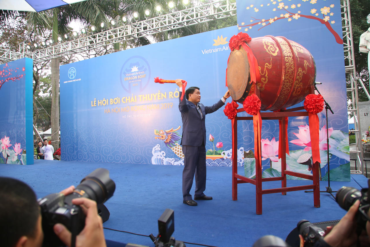 Sôi động lễ hội bơi chải thuyền rồng trên hồ Tây